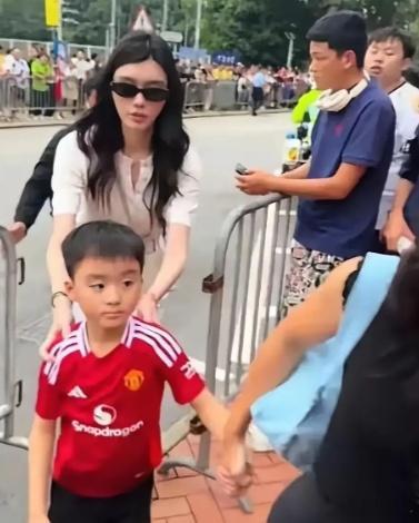奚梦瑶儿子跟她年轻的时候长的还真是太像了，尤其是丹凤眼，很有辨识度不过既然生在何