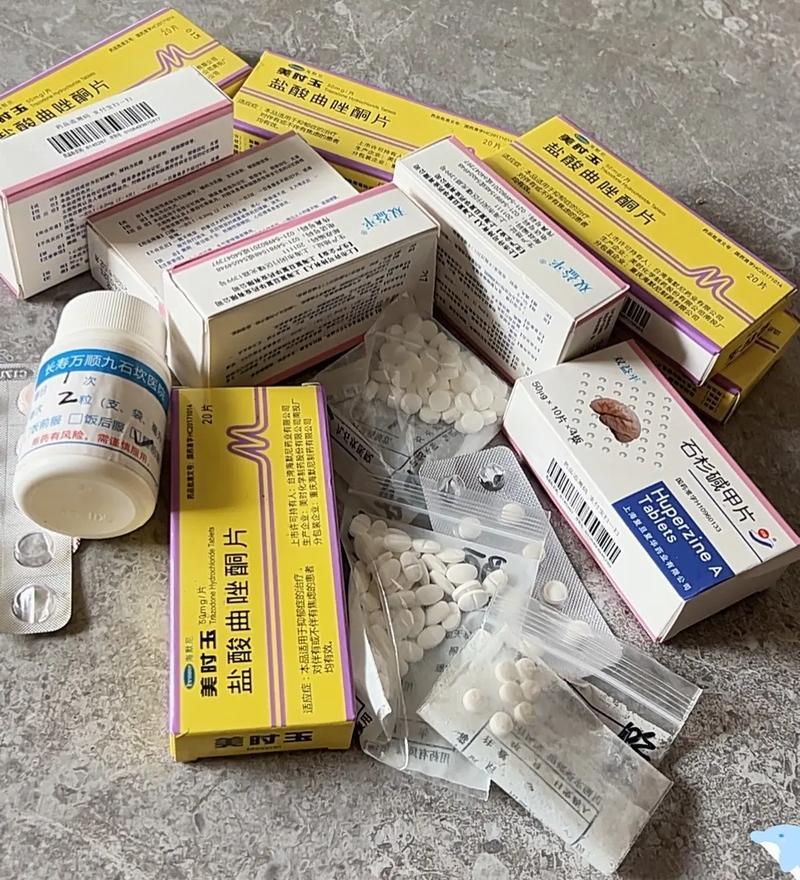 年纪轻轻却要每天面对一大堆药，真是无语了。早上睁眼第一件事不是摸手机，而是拧开五