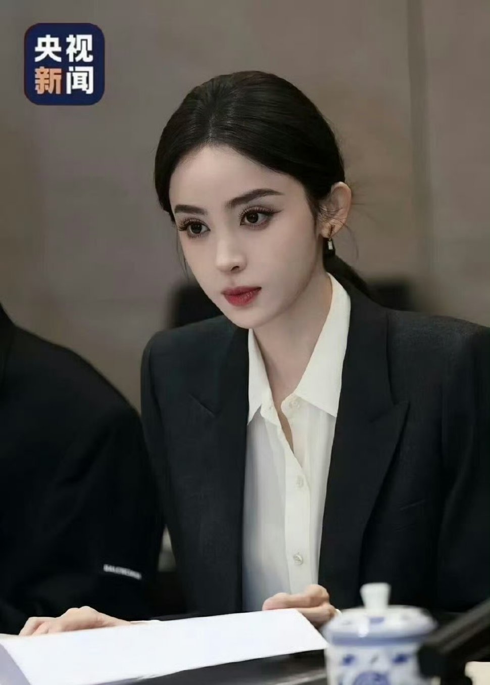 不愧是娜扎这可是央视新闻啊娜扎的颜值真的是太抗打了！黑白服饰也完全不影响她的芙蓉