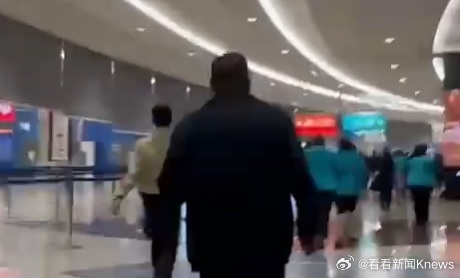 【#迪拜航站楼遭到袭击#】当地时间28日晚至1日凌晨，阿联酋迪拜国际机场响起巨大