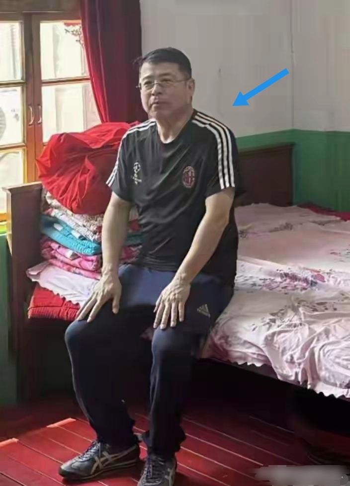 曾经的央视一哥，沦落成这样！真的是可惜了，本来他应该有大好前程的！ 