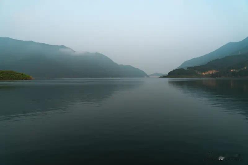 瞧见“千里青山万重水”这个上联，我觉着“一蓑烟雨百年心”当下联简直绝了。上联勾勒