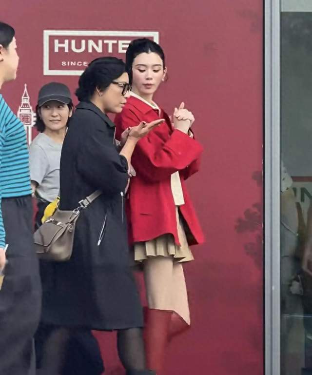 奚梦瑶不愧是超模，穿红衣踩长靴美成焦点，腿长一米八、气场高级
