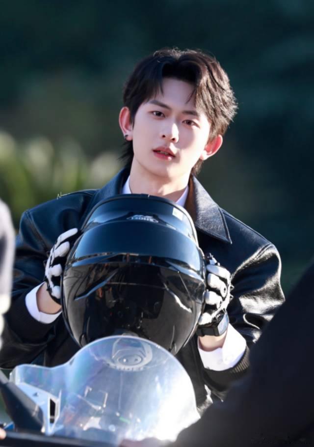 🍊 机车男孩也太酷了。