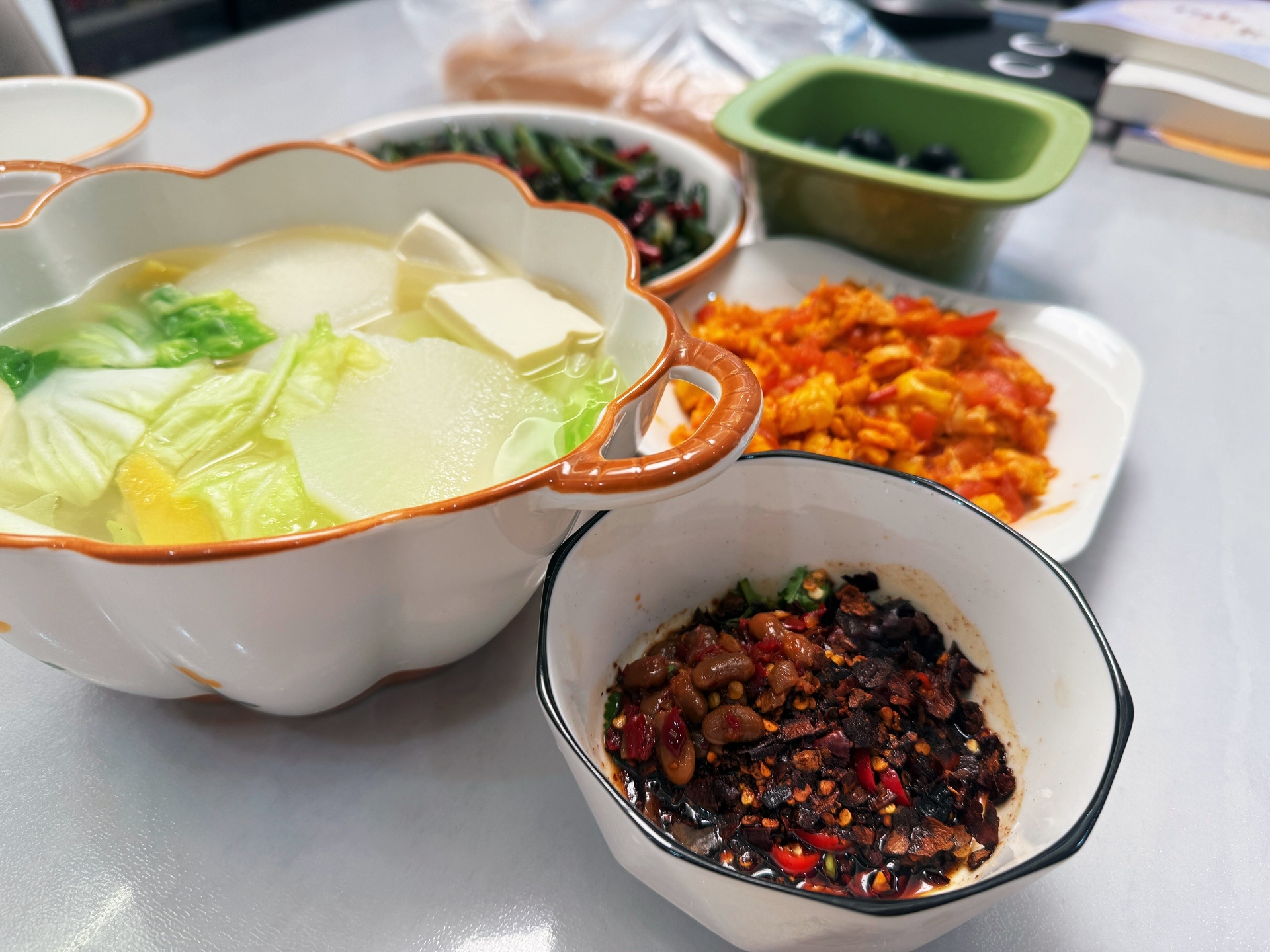 白菜豆腐萝卜汤、胸市炒蛋以及炒红菜苔 主食是瞎买的油条一根 