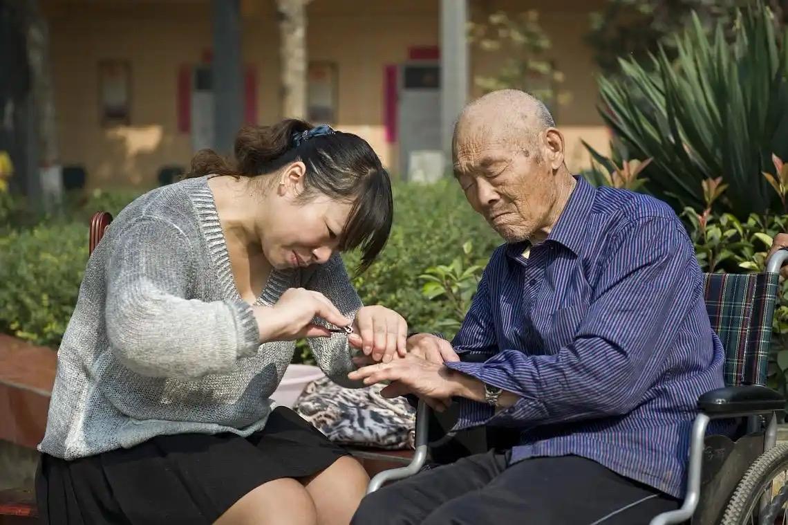 一点廉耻心都没有！男子的未婚妻去世后，信守承诺抚养未婚妻的老母亲，老人去世前把遗