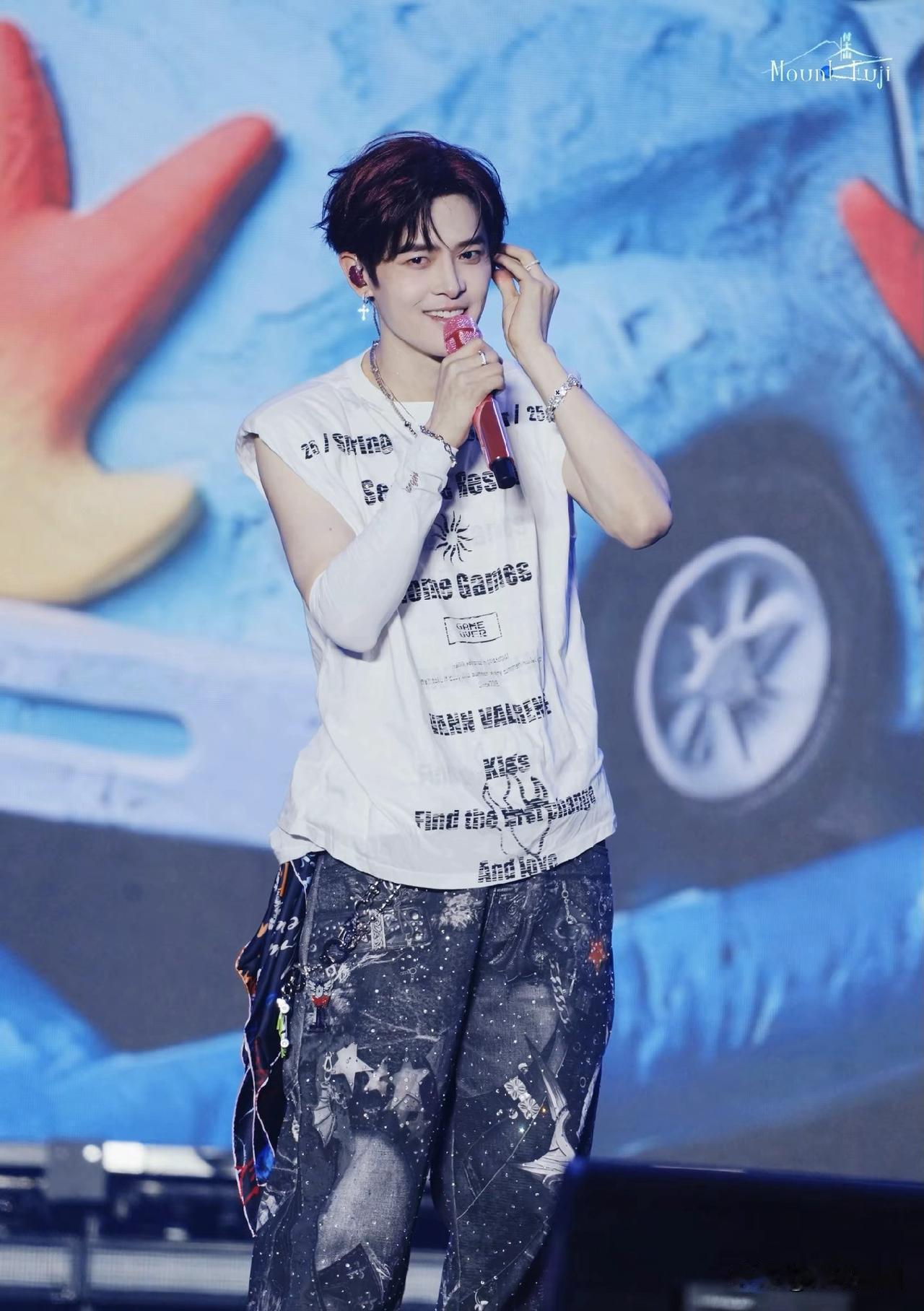 网友最近评论付辛博爆红唱歌现场：

颖儿这个婆娘这是怕自己老公被人惦记吧，到处说