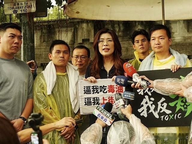 郑丽文冒雨探视绝食选将，这样亲民的国民党主席让人如何不支持？
据中评社报道，中国
