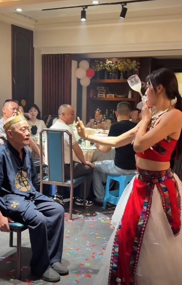 85岁奶奶过寿，孙子孙女偷偷排练一个月跳《茉莉花》给她看，老太太当场哭崩。听说奶