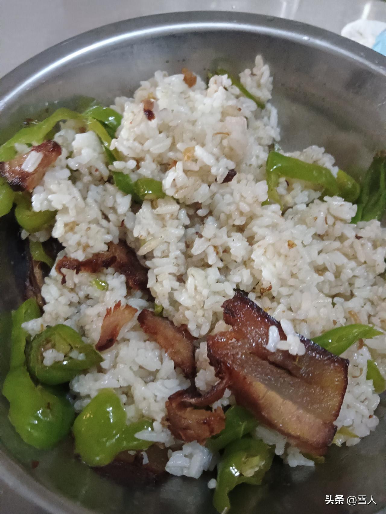 湘味腊肉辣椒炒饭，晚饭分享选用烟熏腊肉切小丁，肥膘遇热微微出油，香气瞬间弥漫。搭