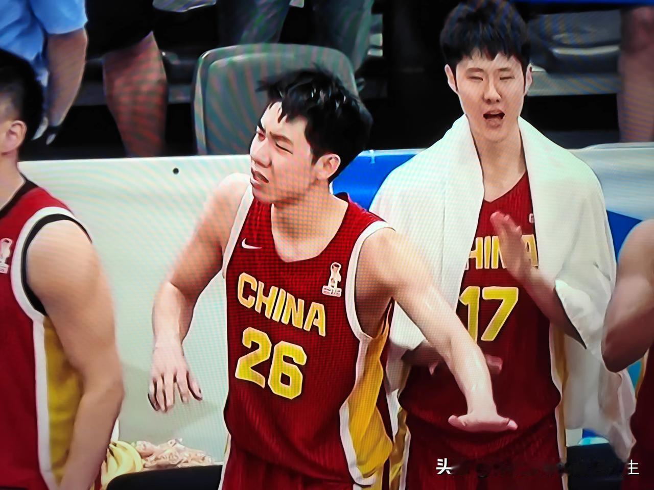 中国男篮能够战胜黎巴嫩男篮，我们绝对不能忽视朱俊龙和赵嘉义的功劳，虽然两位队员的