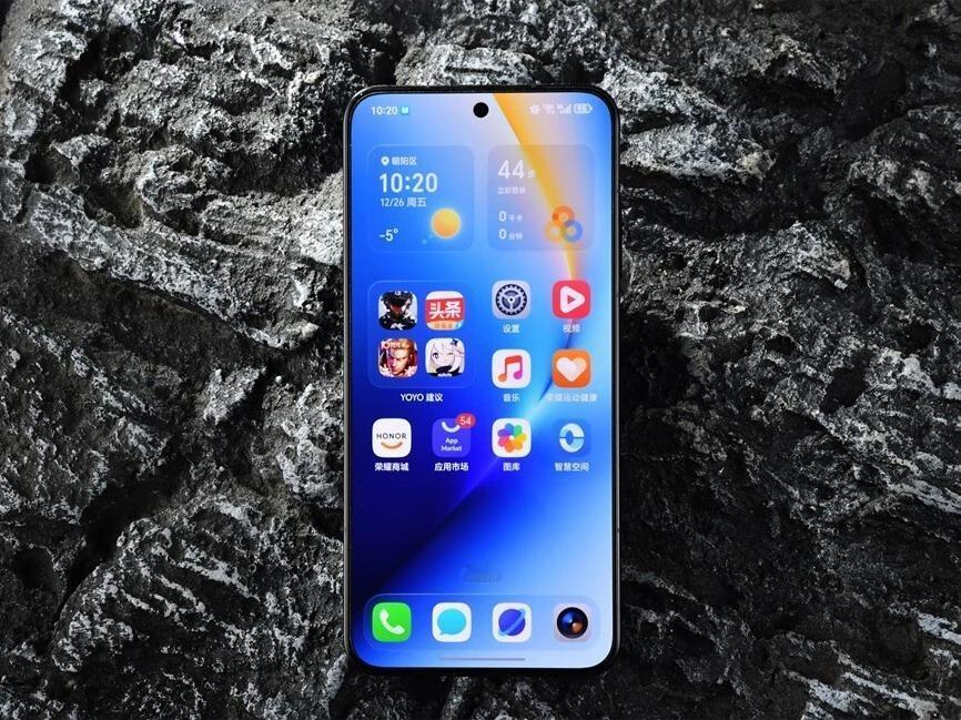 拥有10000mAh电池的荣耀WIN直接干到行业天花板，五小时重度测试居然还剩8