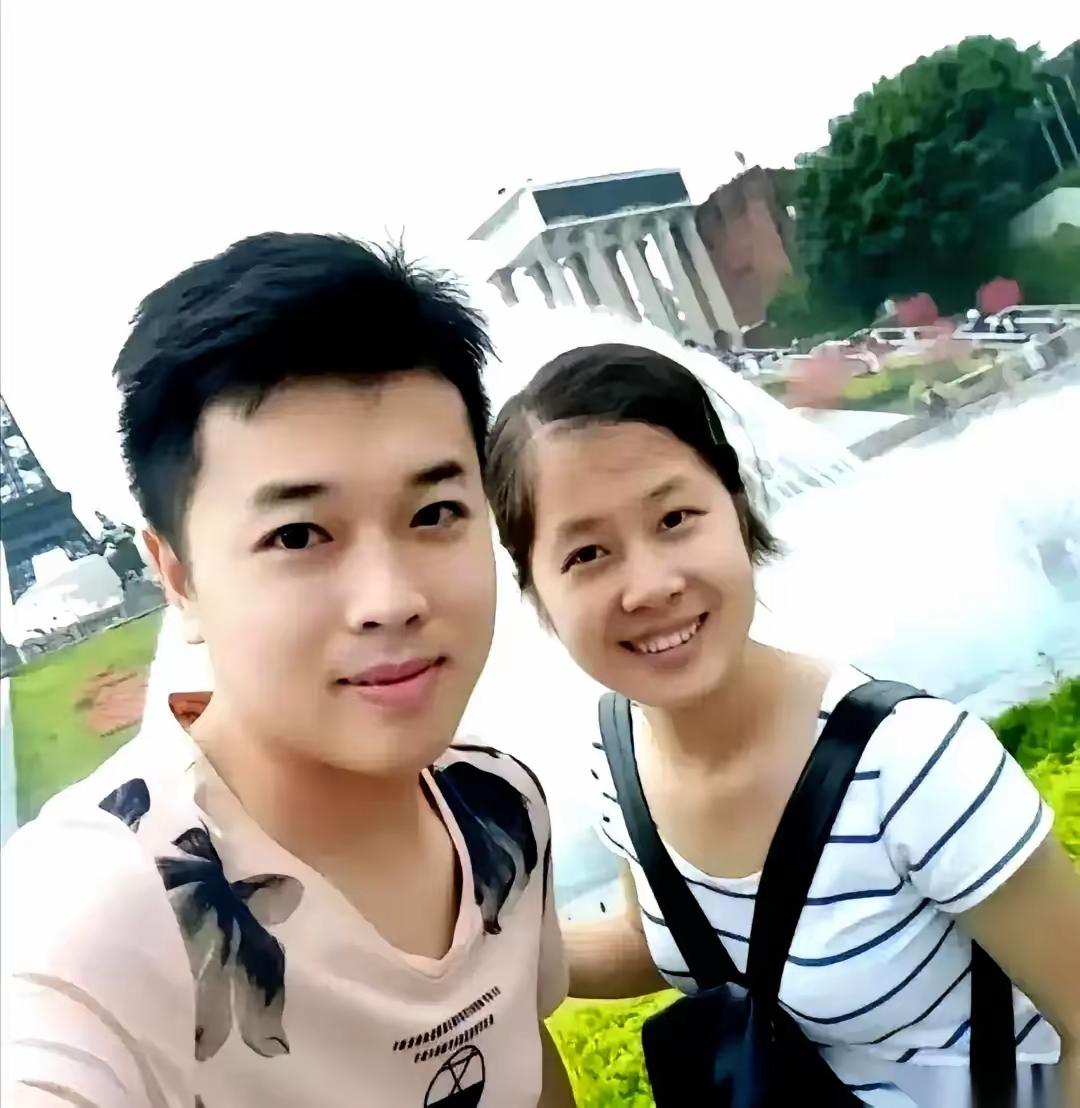 广西小伙邓有才，鼓足勇气跟心动的姑娘表白。

姑娘没说话，抬手撩开头发，一道蜈蚣