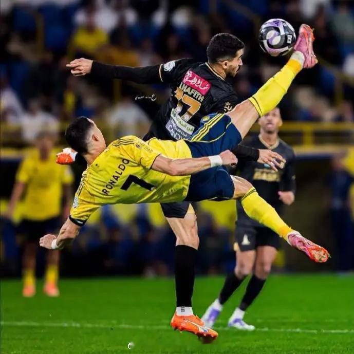 泪目！C罗40岁依然能飞 第96分钟超级倒钩看呆队友 梦回7年前巅峰在北京时间1