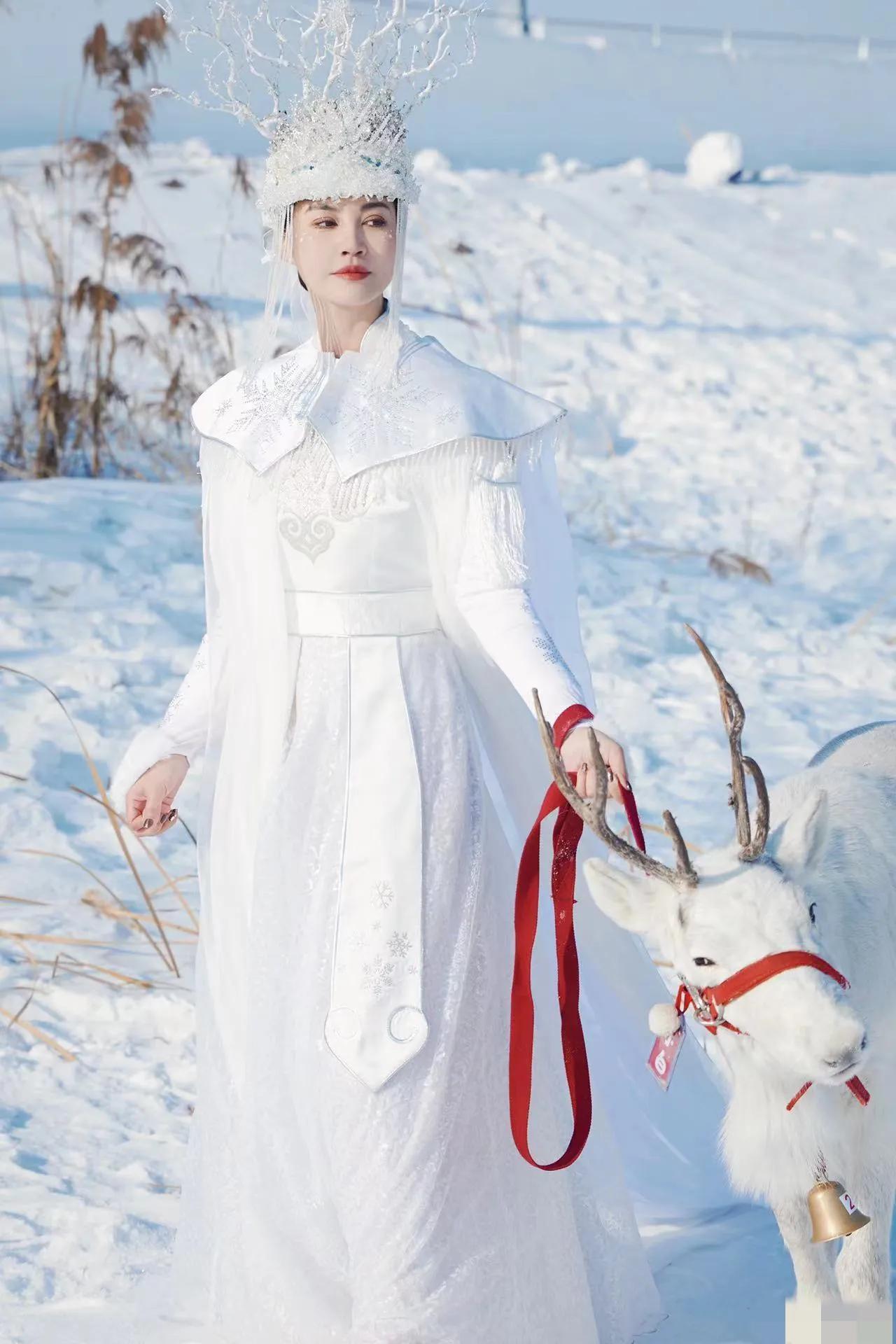 演员杨雪在哈尔滨冰雪大世界拍摄森林女王造型的写真，太美太震撼了！在雪白剔透的冰雪