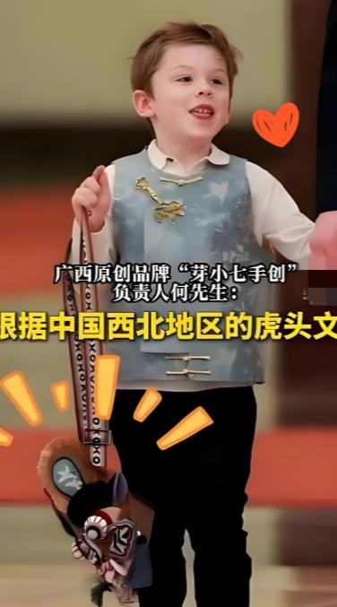马斯克这家伙，确实有点东西。带着儿子访华，孩子身上背的那个包，居然是广西桂林的“
