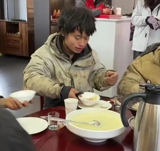 张家界荒野求生反转！
刚刚刷到，张家界荒野求生40多天，因天冷14名选手全员进决