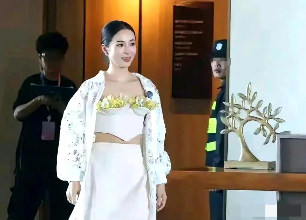 这个衣服真的很好的诠释了那句话:心花怒放！
现在的设计师真的是脑洞大开，只有你想