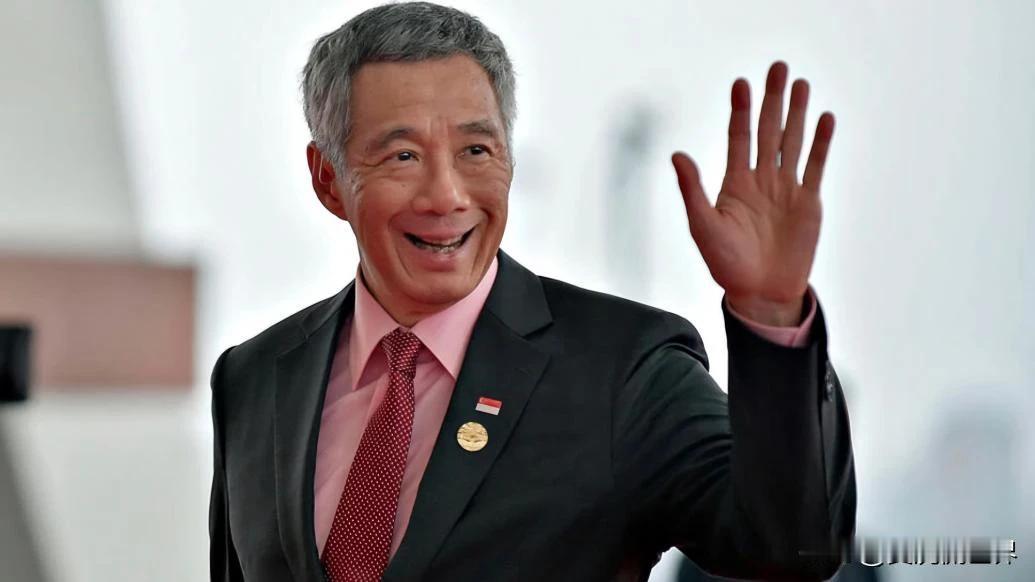 根据澎湃新闻的报道，李显龙正式提出辞呈，黄循财宣布内阁改组名单，新加坡开始过渡到
