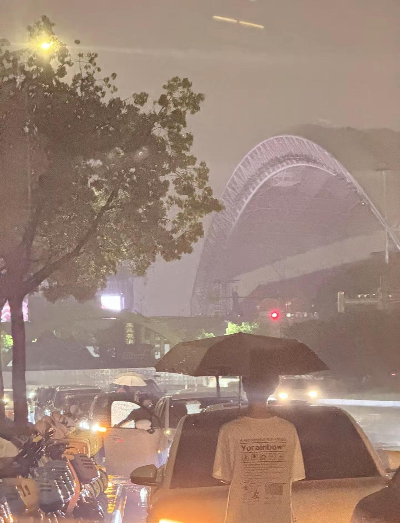 跟阿gem淋上了同一场雨邓紫棋演唱会 邓紫棋嘉兴演唱会