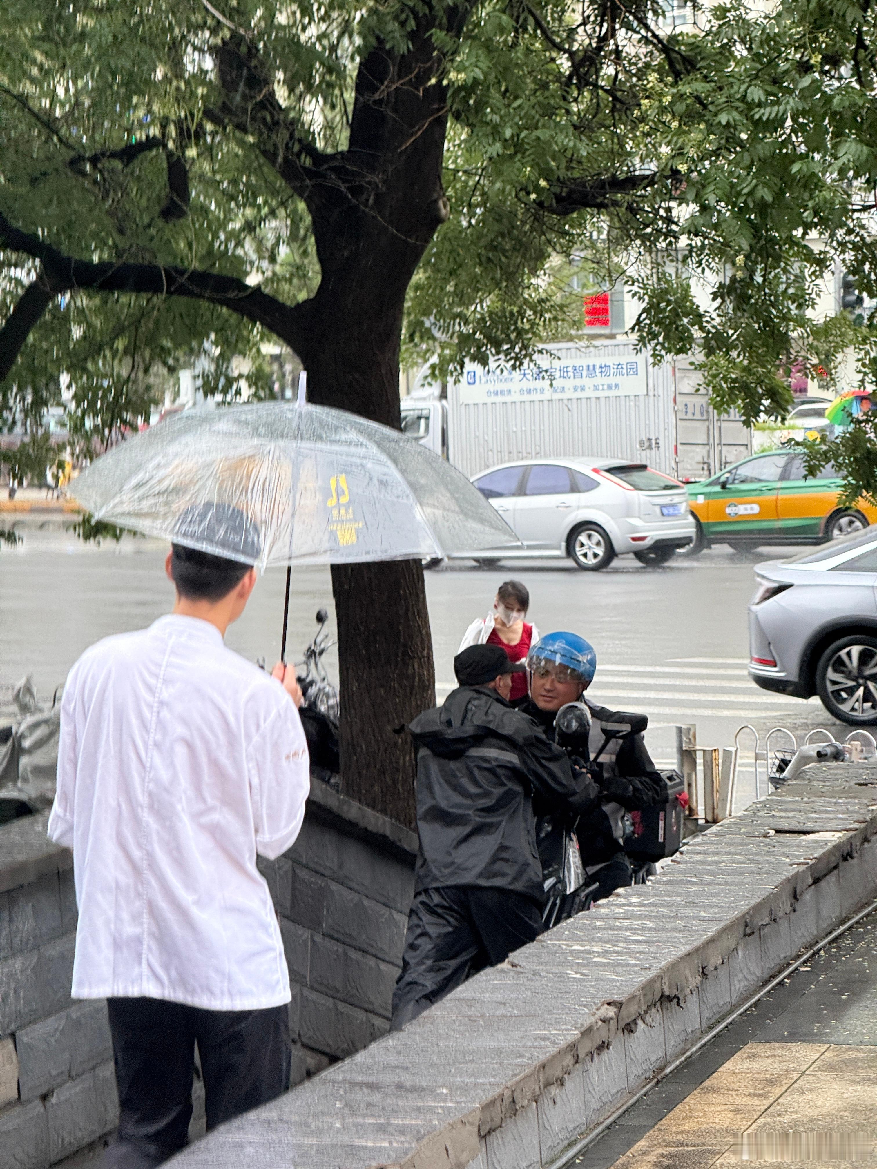 外卖小哥想进来，保安小哥死活不让进来用身子顶在电动车前面[允悲]就这么僵持了好几