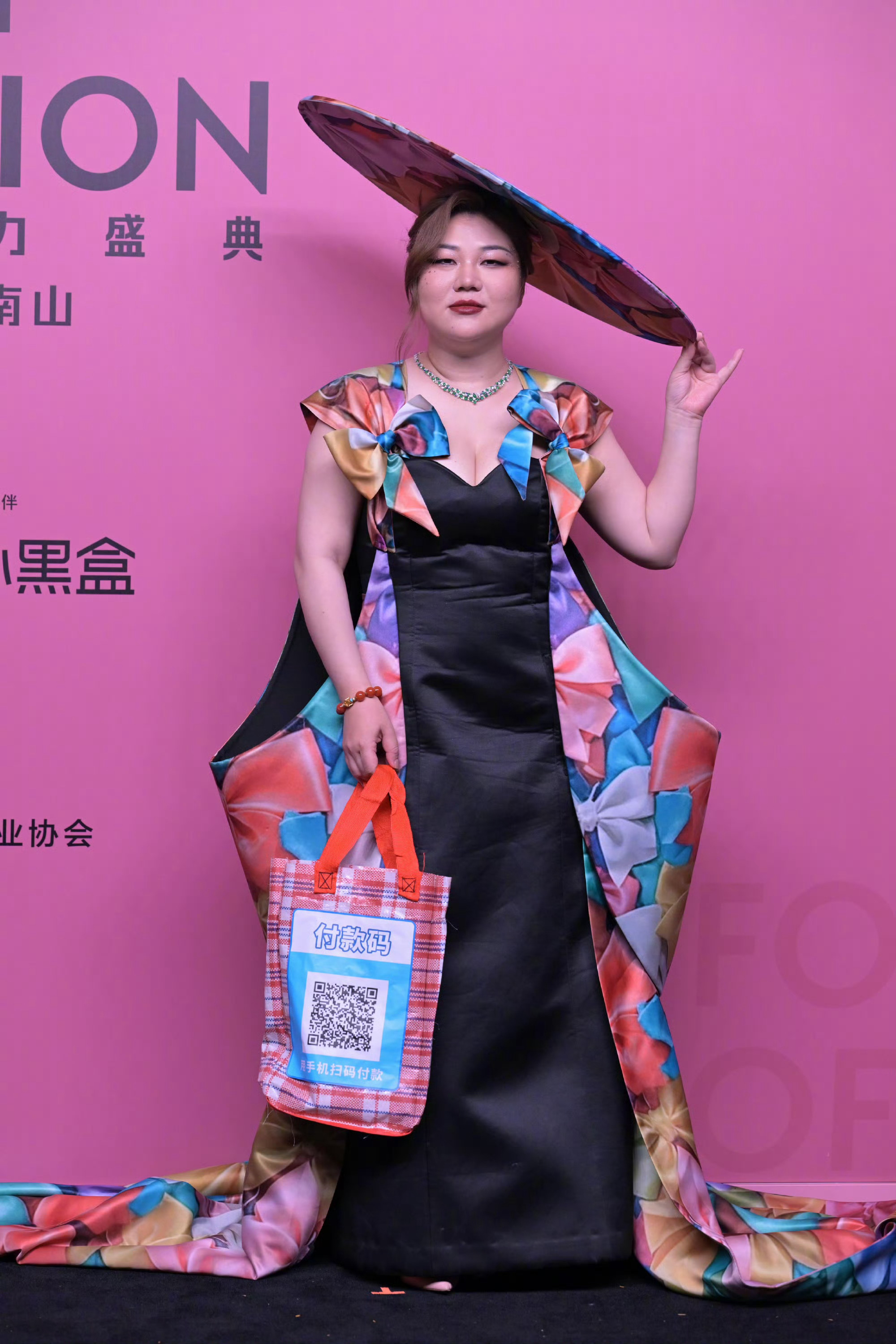 天真姐带着二维码来的，点开是姐的播客，谁看了二维码会忍住不扫一下，真是营销鬼才#