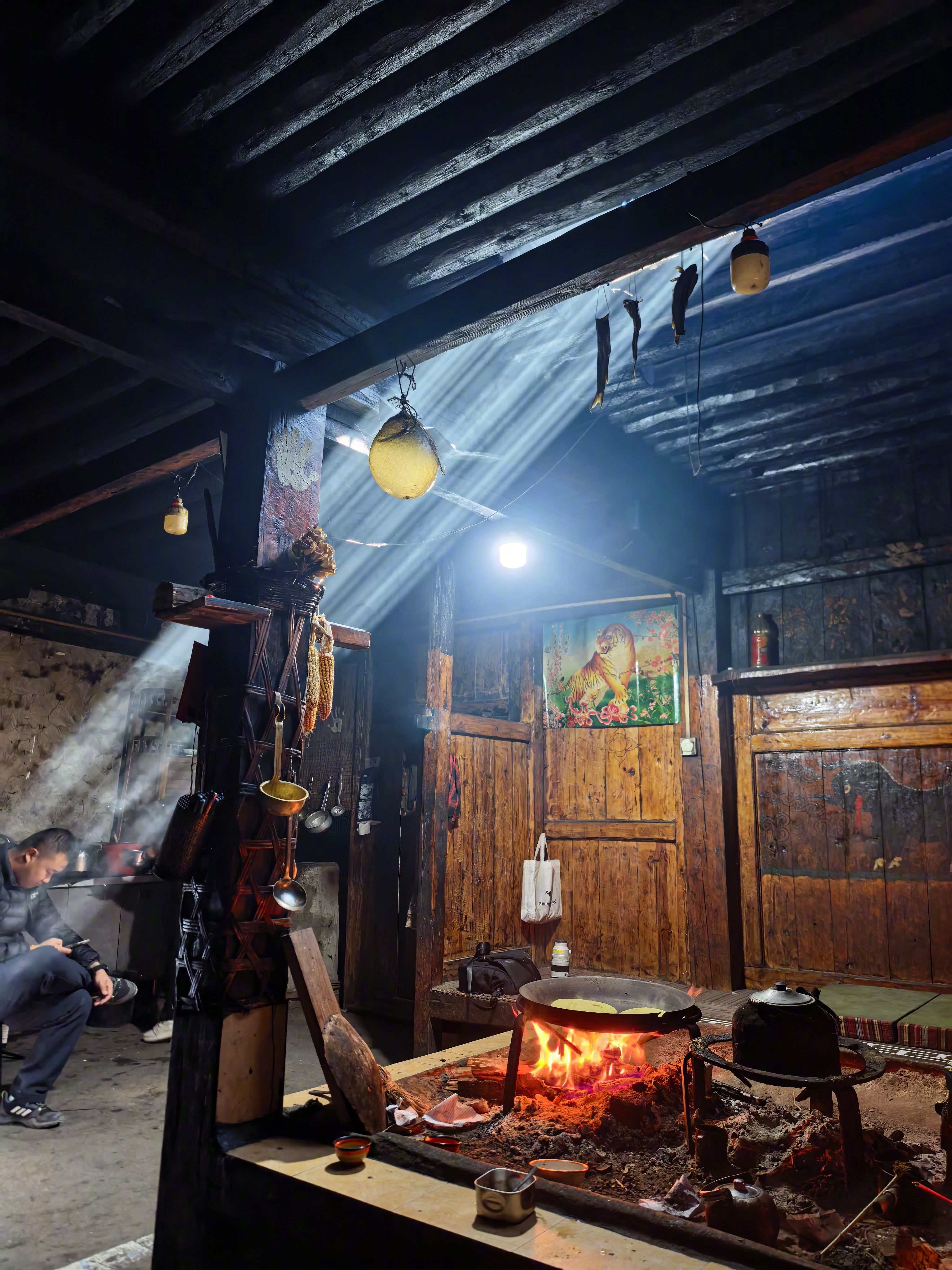 今天拍节目，来纳西族的智者给俩傻兄弟占卜：靠5个贝壳出卦象，之后对应年龄出具体占