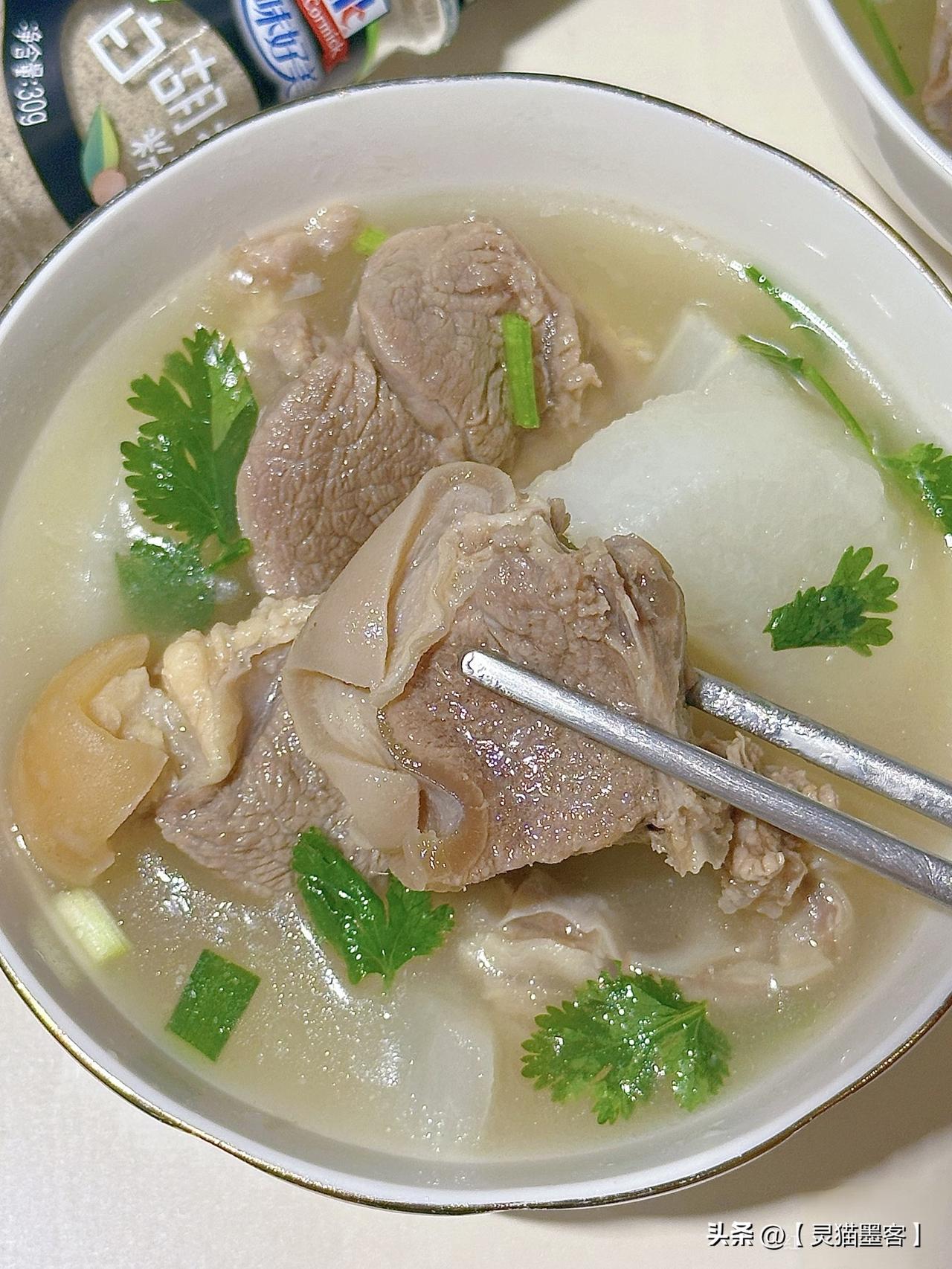 羊肉放白萝卜还是胡萝卜?
 选白萝卜，去火、解腻、促消化，羊肉性温热，吃多了容易