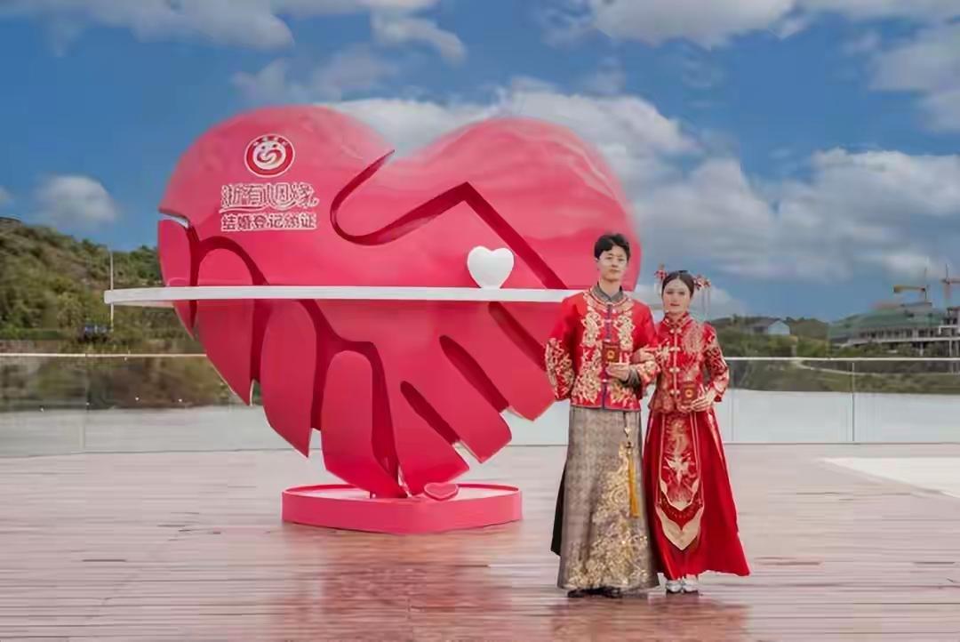 情人节领证排长队，这个场景似乎成为了今年最温暖、最浪漫的“社会现象”。有人说，爱