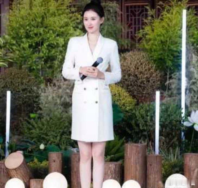 不知道这是哪家电视台的主持人，这个身材相貌，不去拍戏有点可惜了。 ​​​