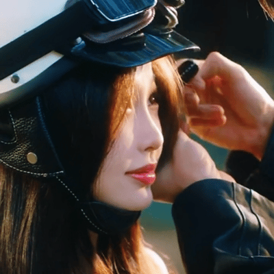 双轨后视镜翻转镜头 神来之笔靳朝送姜暮上学这段真的越看越有味道，每一个动作和眼神