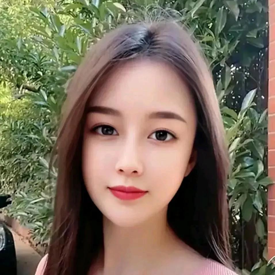 阳光下的少女，温柔而美丽。少女感笑容 少女的笑容 美少女的微笑 阳光白裙少女 温