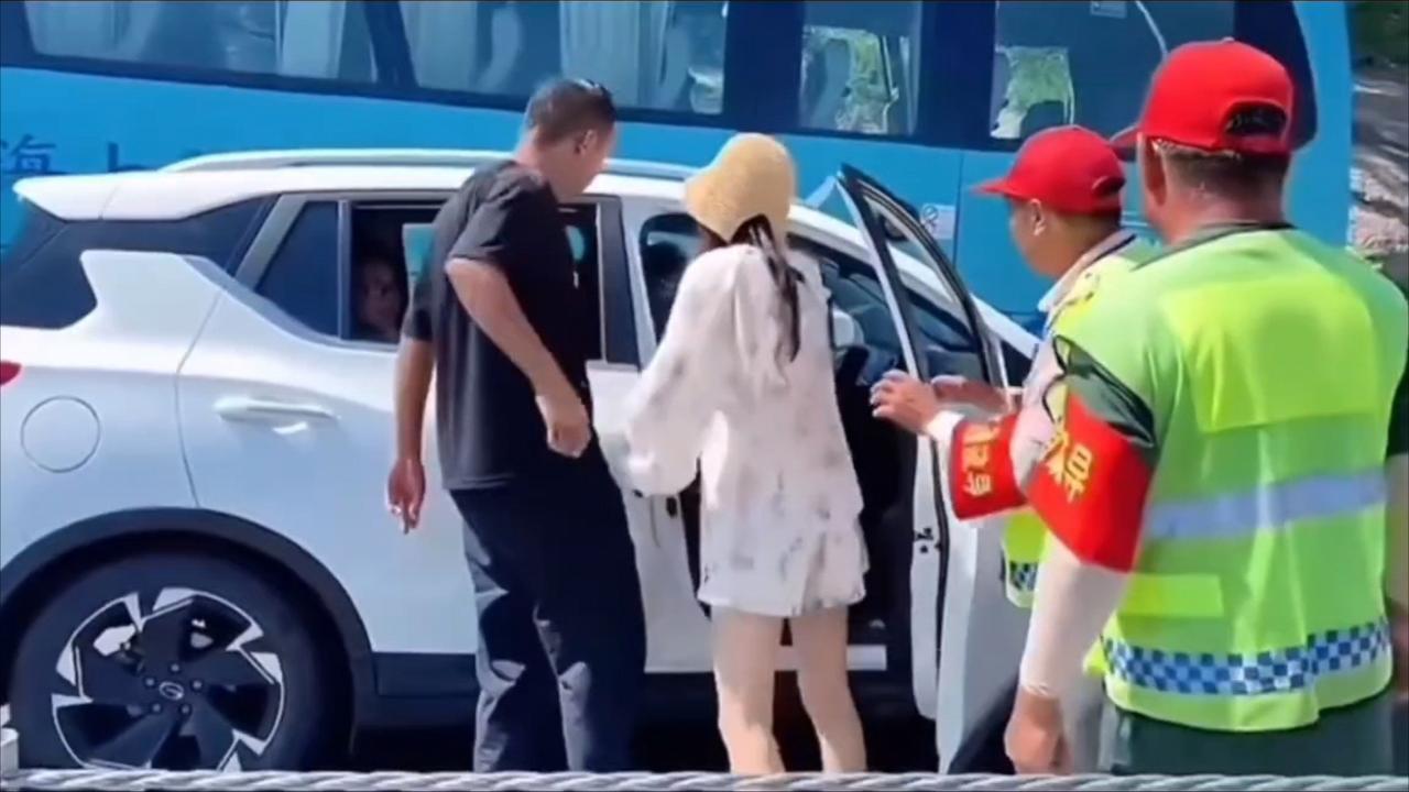 青岛女司机逆行殴打事件：法律该如何回应我们的呼唤？
8月28日，青岛一则逆行插队