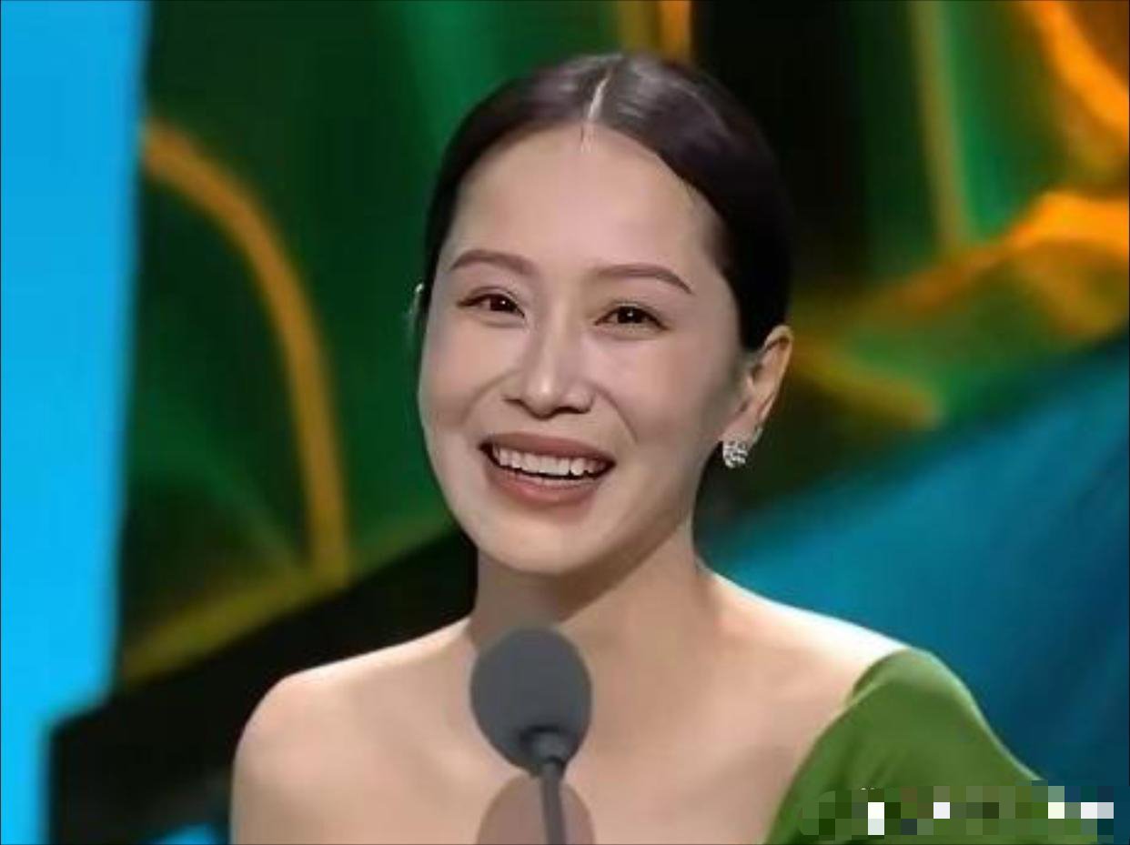 现在的海清，挺显年轻的，美的有点认不出来了。 ​​​