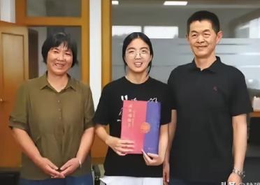 浙江女孩被匿名资助4年，今年保研复旦，她决定找到恩人当面致谢，结果见面她在那一瞬