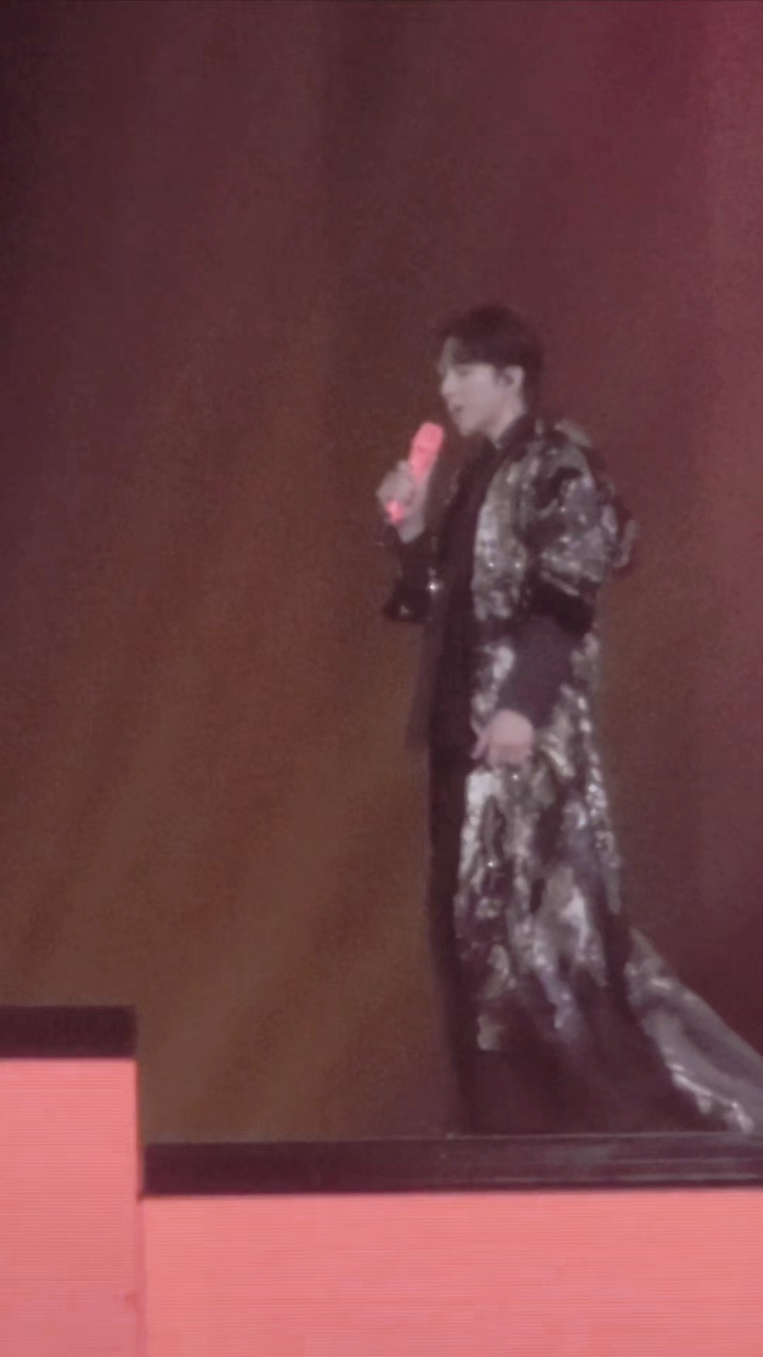 为了躲开衣角，宇宁： 