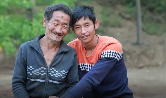 泪目。1991年，河南一对夫妻生下残疾儿子不想要，狠心将他丢弃在草丛里。不料刚好