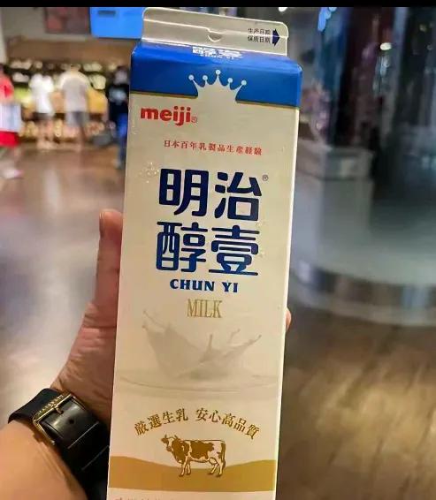 观看了一则视频后，我注意到香港超市的货架上，日本牛奶和饮料占据了显眼的位置，香港