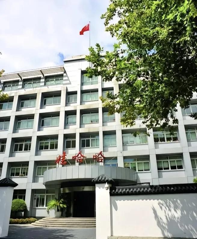 居然有三个美国人自称是宗庆后的私生子女，向香港法院提出，每人要瓜分七亿的资产，这