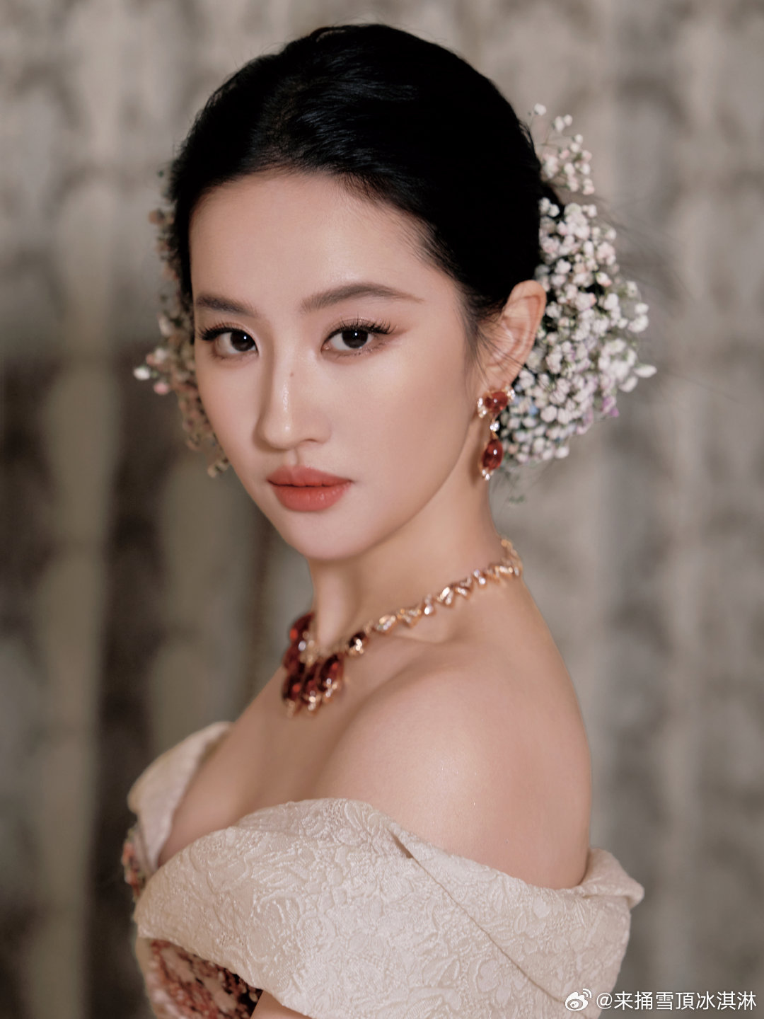 刘亦菲簪满天星vogue刘亦菲出图 ​好的呢 ​​​