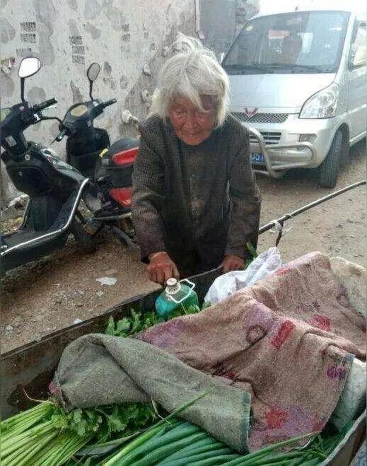 “济南火了！”买菜老人错过末班车，深夜露宿街头！男子看到后很同情老人，拍了一张照