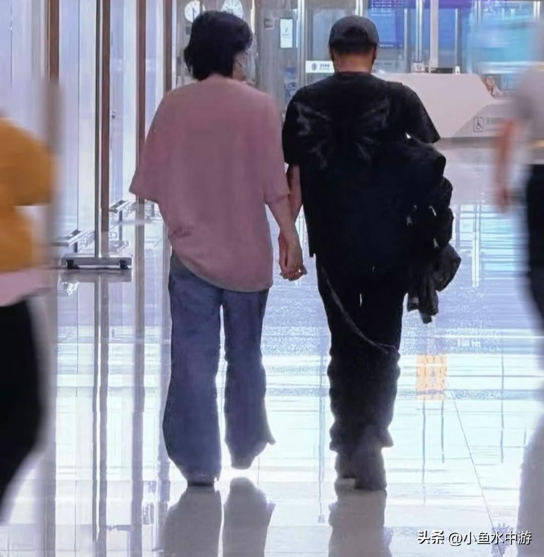 谢霆锋西安演唱会收官后，他与女友王菲现身机场返程，两人大方十指紧扣并肩同行，一改
