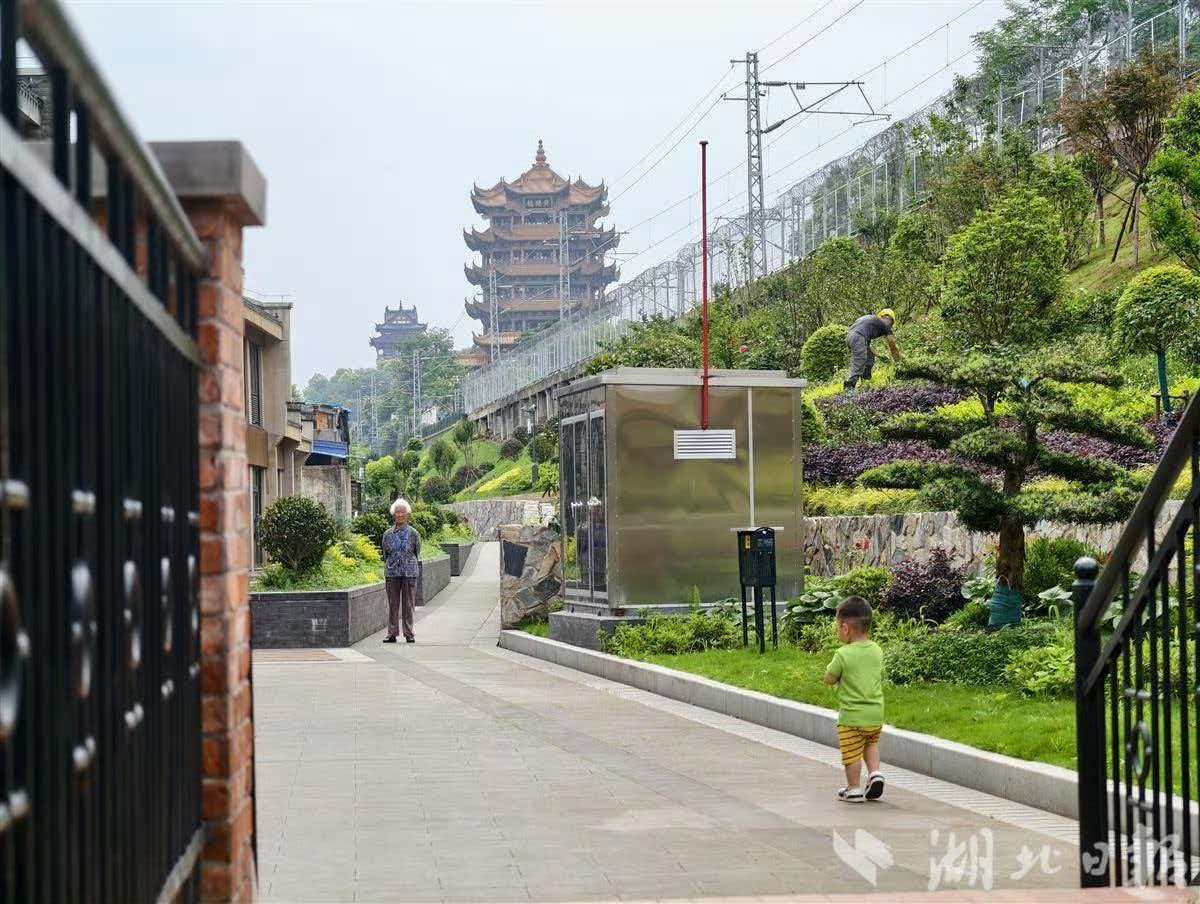 武汉文旅资讯 【蛇山山麓新步道开放，拍黄鹤楼有了宝藏新视角 】近日，武昌区蛇山山