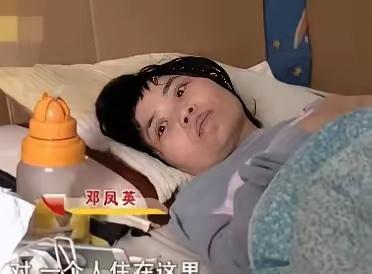 34岁云南女子瘫痪在床，无父无母，相恋12年的男友，每天给她做饭洗澡，对她不离不