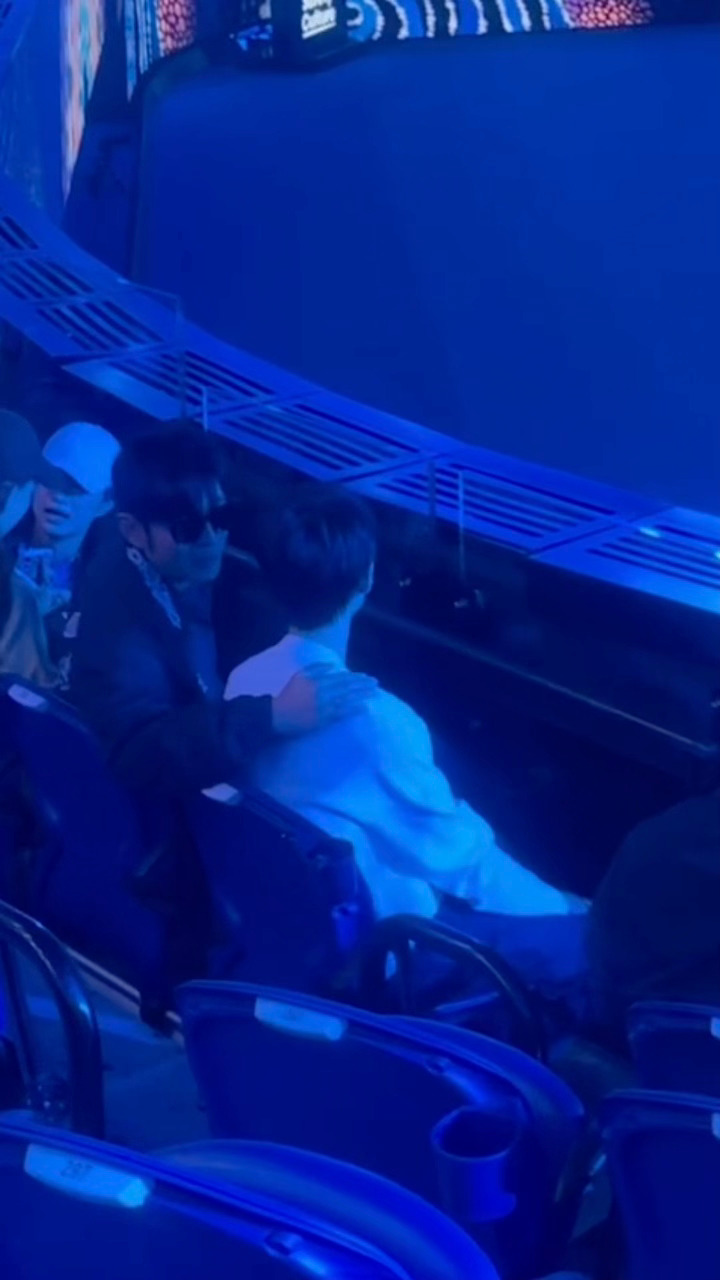 轻拍小凯的背，也让他一起回头看看，好温柔的杰伦哥，好乖的小凯🥺 