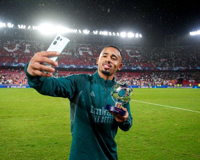 热苏斯，热，酥，酥，[捂脸]。小奖杯在手，什么你都有？自拍+通电，讲究。