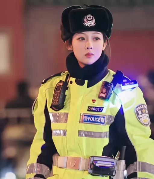 事实证明，多读书就是有用！

你看看26岁女交警的采访就知道了。

她因为撞脸杨