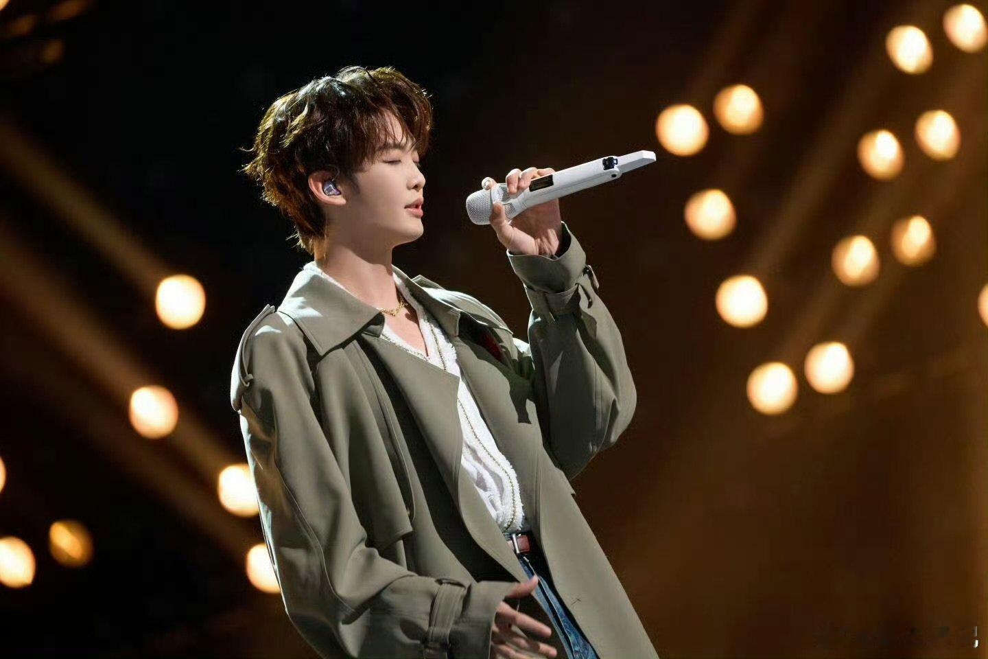 王赫野居然把深V缝成了小V 声生不息内娱保守派天花板非王赫野莫属，深 V 礼服被