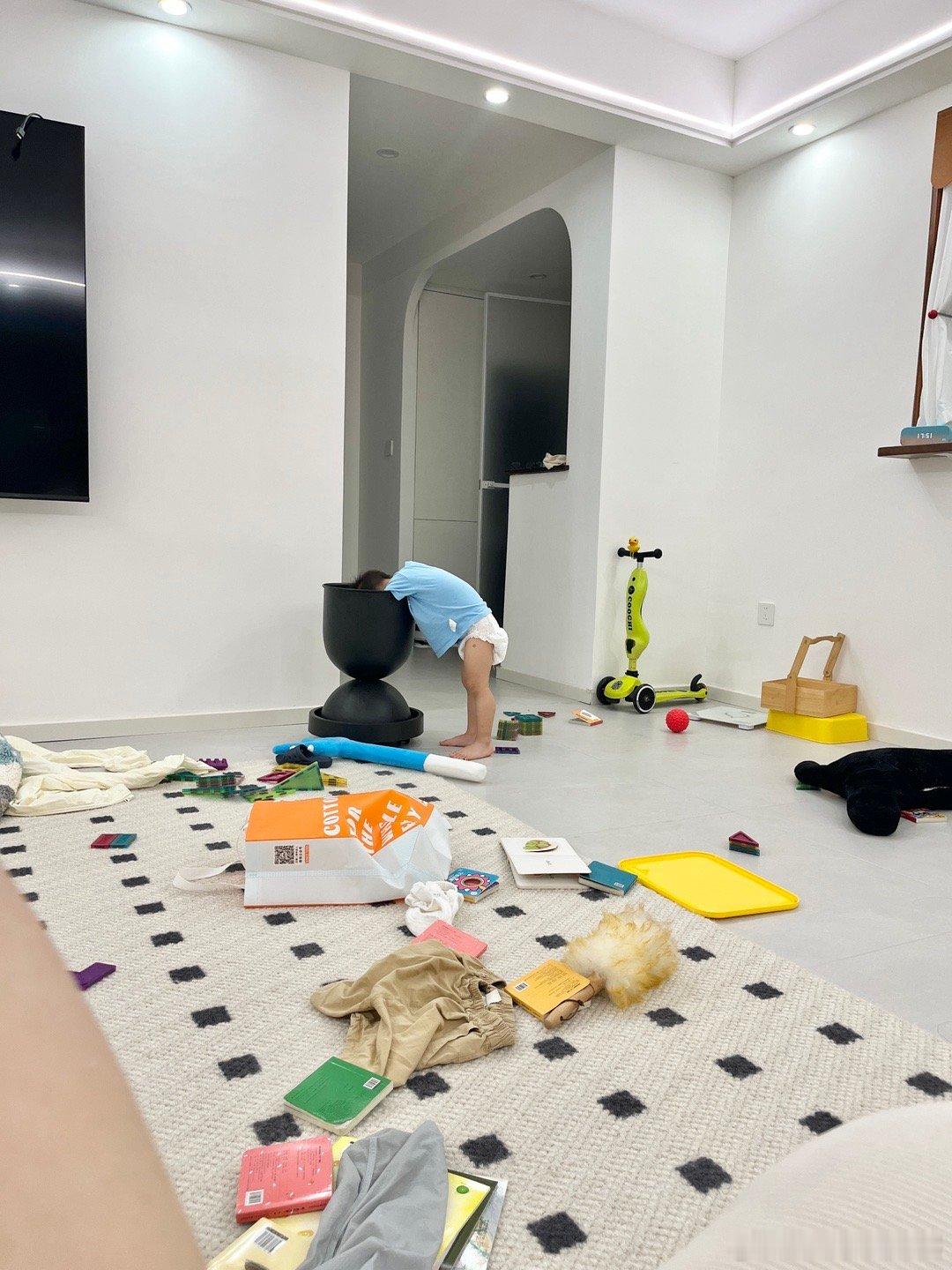 弟弟乱丢玩具还不吃饭的时候我是真忍不住要揍他，边揍边骂早上起来看见还在睡觉的他又