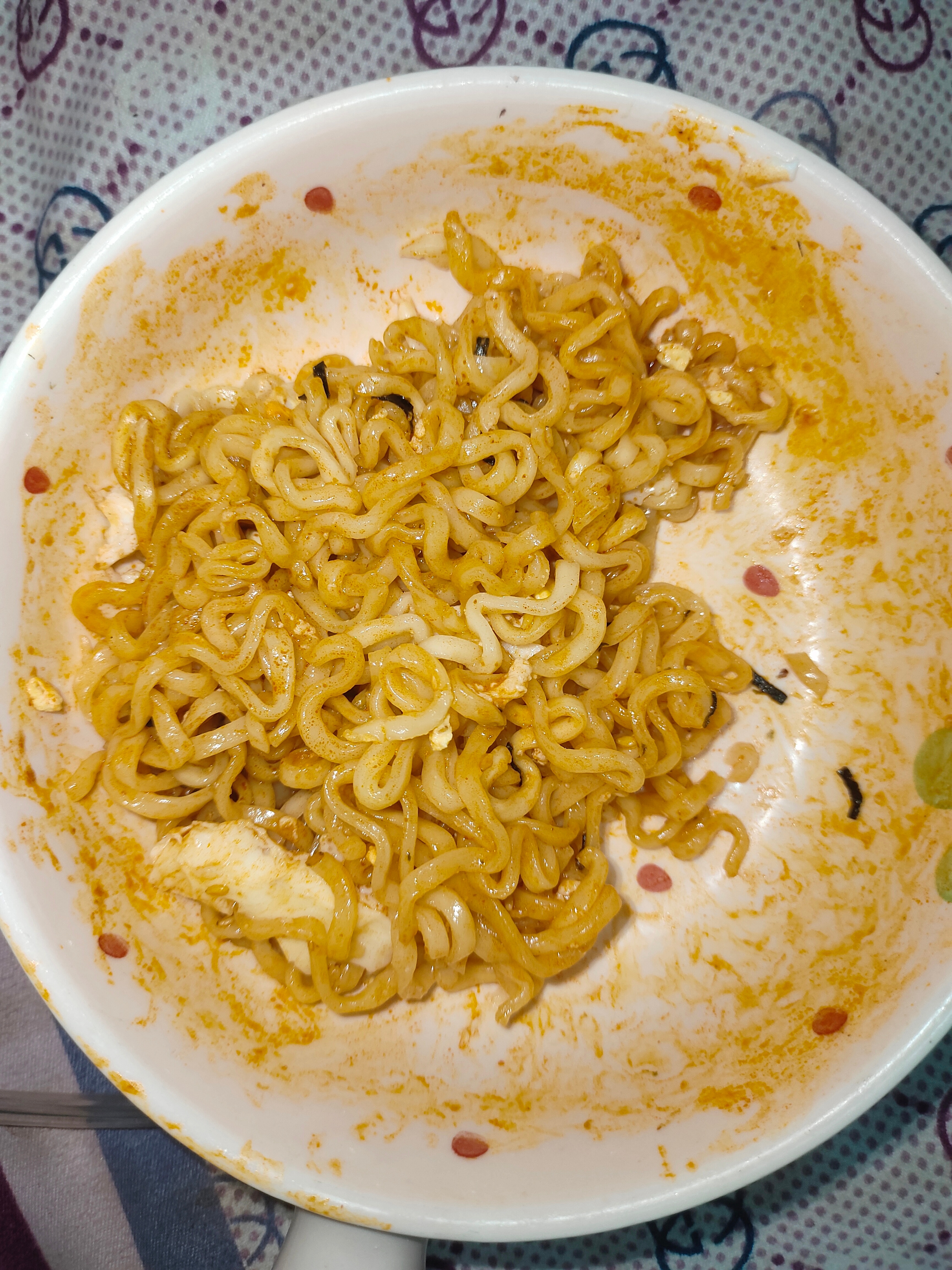 三养火鸡面真的很好吃，都快吃完了才想起来拍照。等想起来拍照，两个鸡蛋都吃没了 